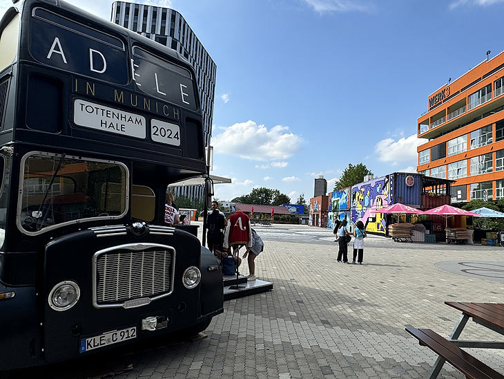 Adele Pop-Up Merch Bus bis 16.08.2024 auf dem Kn&ouml;delplatz im Werksviertel (&copy;Foto: Martin Schmitz)
